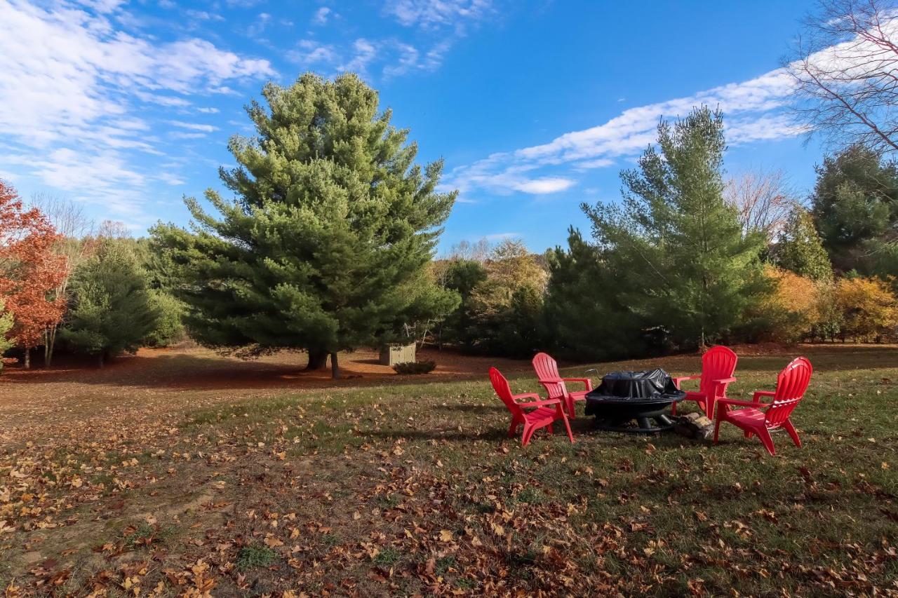 Long Lake Retreat- Hot Tub, Pool Table, Firepit Traverse Stadt Exterior foto